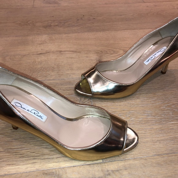 Oscar de la Renta Metallic Gold Peep Toe Pumps - Picture 4 of 6